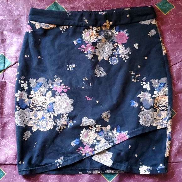 Aritzia Dresses & Skirts - ARITZIA Stretch flower skirt